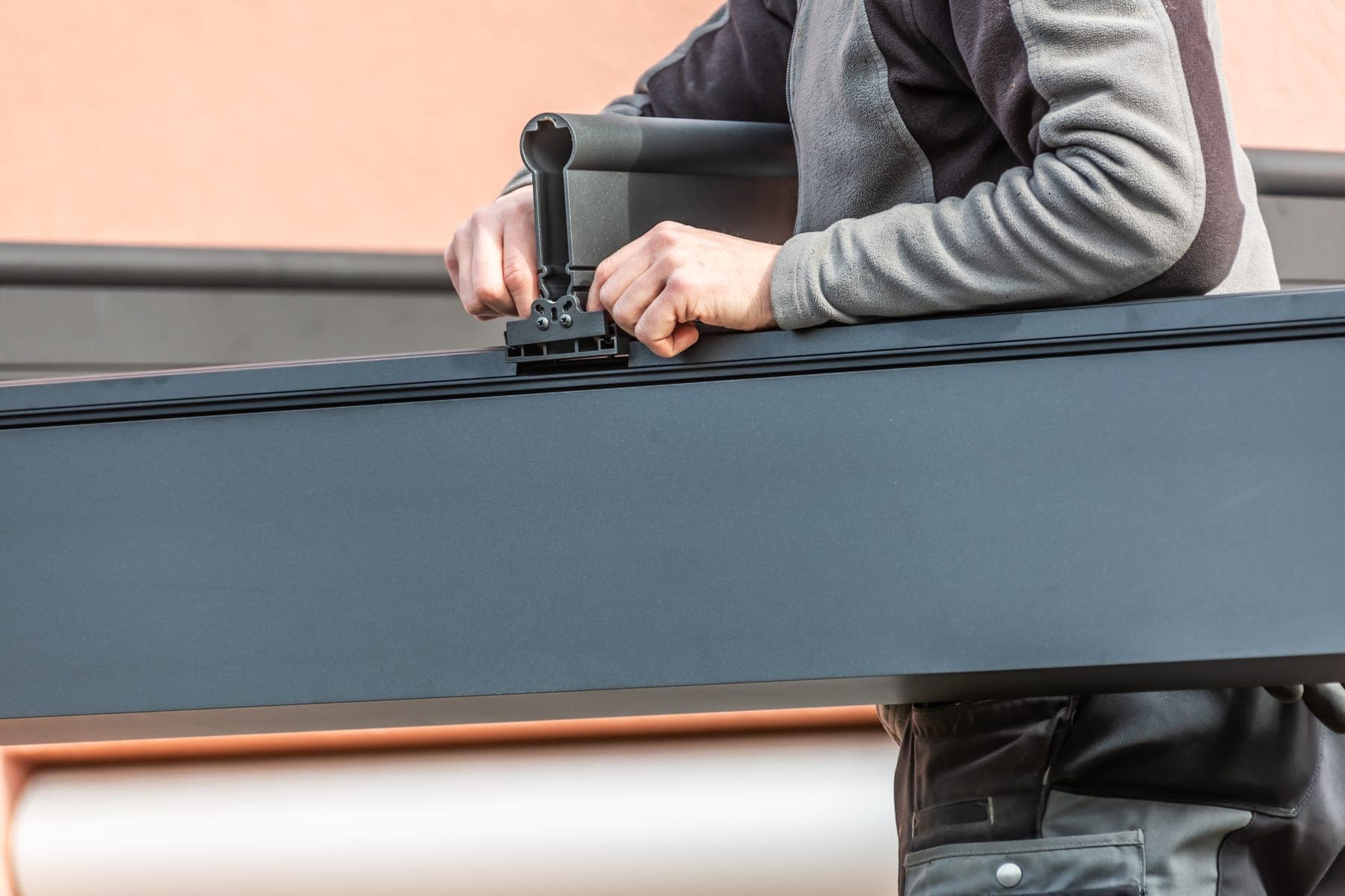 Roof plumber fitting capping along a roof edge